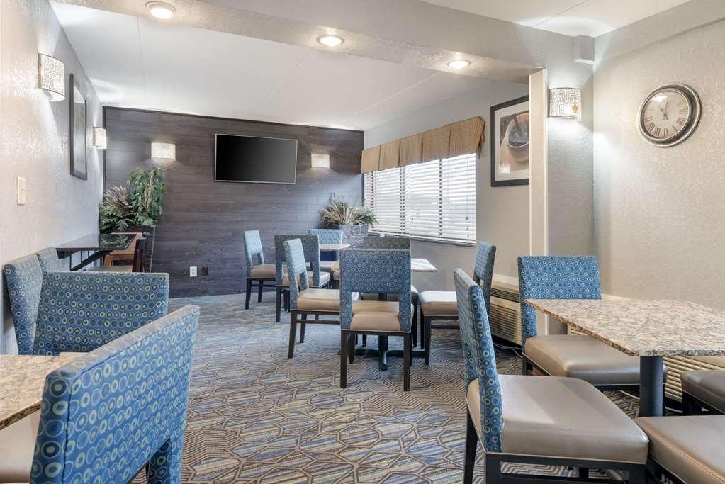 Quality Inn & Suites Mayo Clinic Area Rochester Restaurant photo