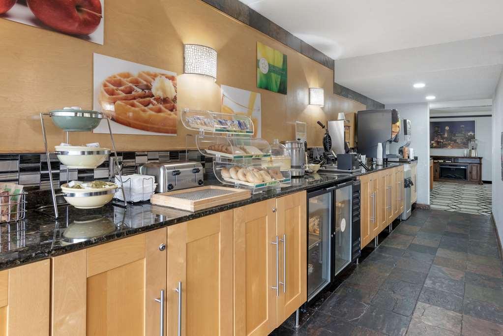 Quality Inn & Suites Mayo Clinic Area Rochester Restaurant photo