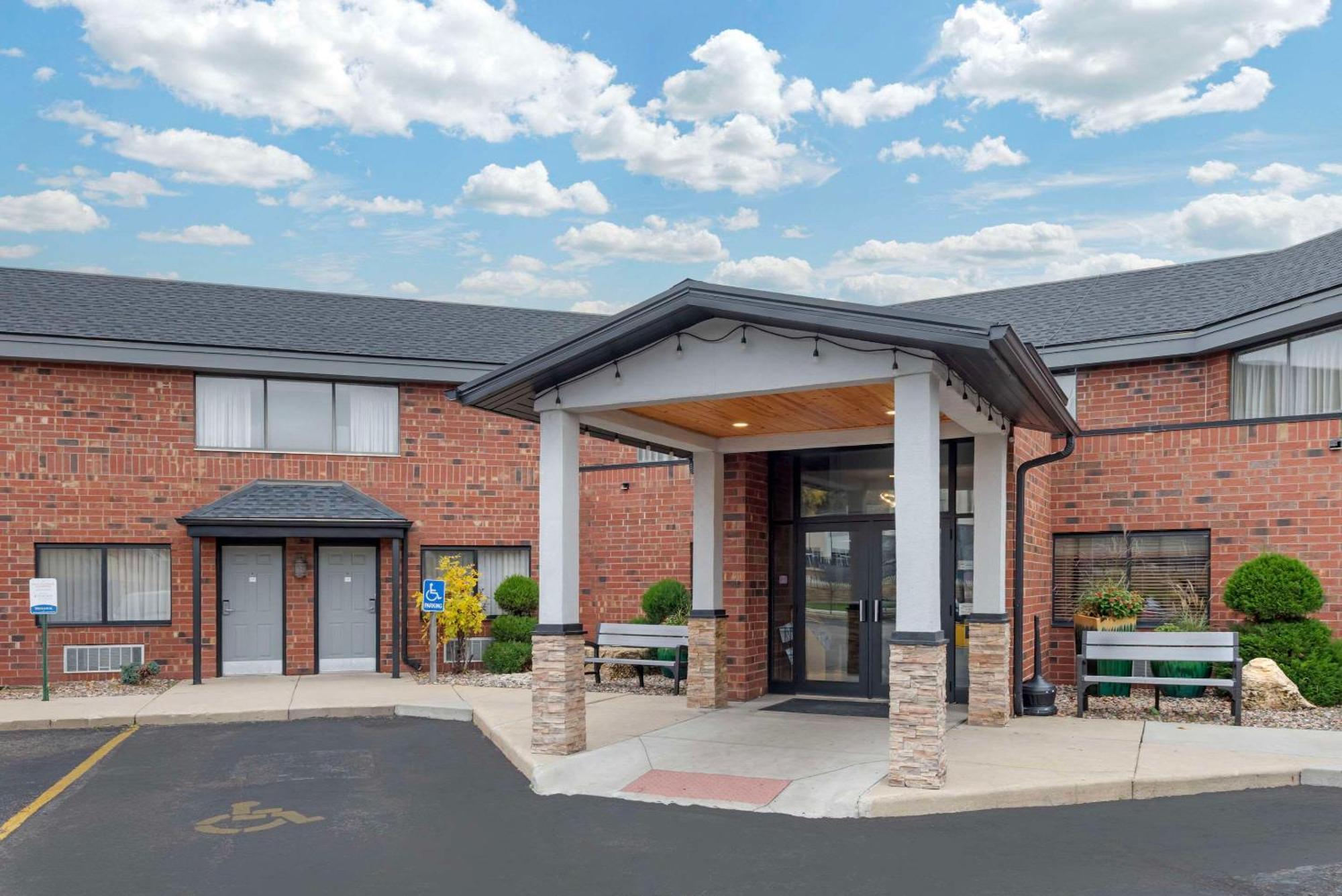 Quality Inn & Suites Mayo Clinic Area Rochester Exterior photo