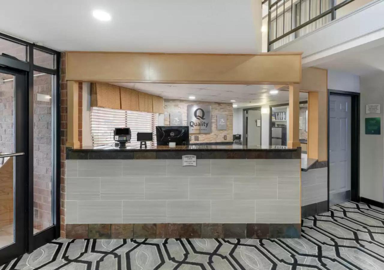 Quality Inn & Suites Mayo Clinic Area Rochester Exterior photo