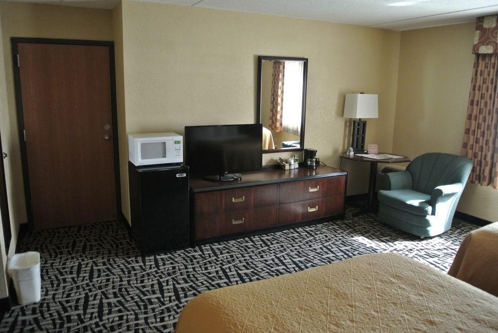 Quality Inn & Suites Mayo Clinic Area Rochester Exterior photo